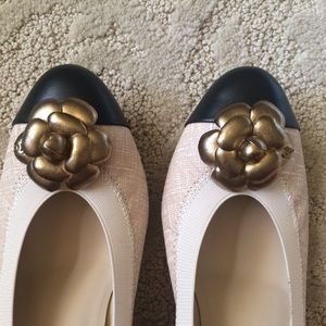 BNIB $875 Authentic Chanel Escarpins Camellia heel